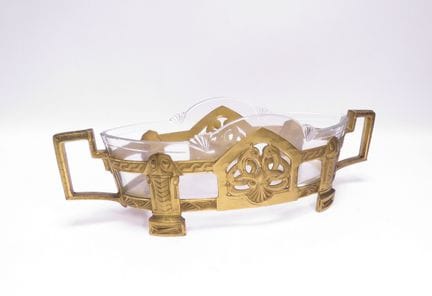 凯泽，德国。金属与玻璃材质的餐桌中心装饰品。装饰艺术时期。14 × 43.5 × 15.5 厘米。