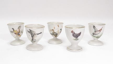 Juego de cinco hueveras de PORCELANA DE PARÍS, con