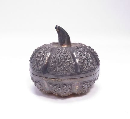 Caja con tapa (probablemente para betel) con forma