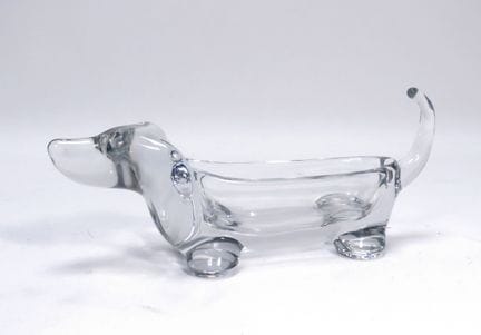 VANNES水晶。水晶制“腊肠犬”造型收纳盒。底座下方有印章。20世纪。9.5 x 25 厘米。