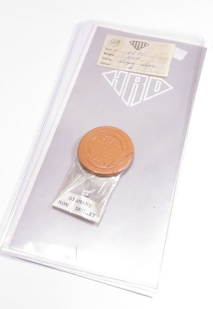 Diamante sobre papel de 1,01 ct, talla brillante, 