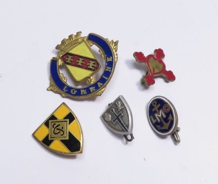 Pequeño lote de cinco insignias diversas de metal 