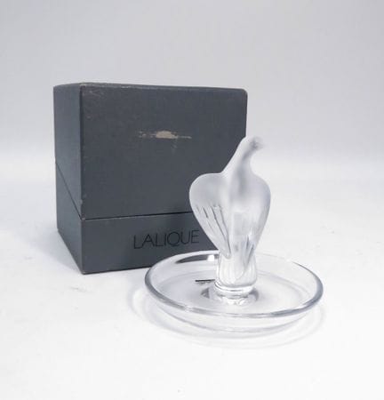 LALIQUE，法国。采用模压水晶制成的“鸽子”造型戒指托。带有签名（原厂标签仍完好保存）。附原装礼