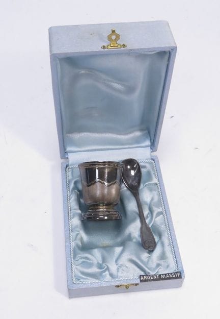 Orfèvrerie CHRISTOFLE. Coquetier et sa cuillère, e