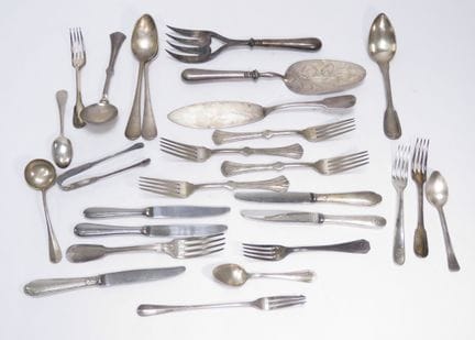 Orfèvre : CHRISTOFLE. Lot de 27 pièces diverses (c