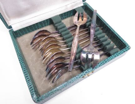 Suite de douze fourchettes à huitres en métal arge