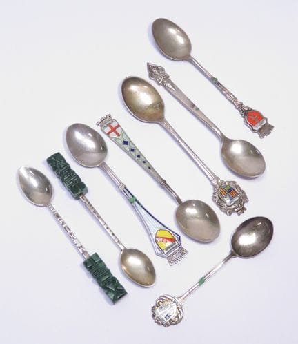 Lot de huit petites cuillères diverses (souvenirs 