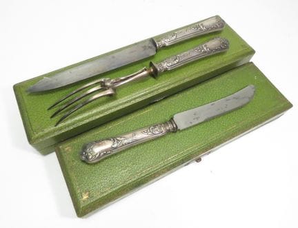 Ensemble de trois pièces (dont un service à découp