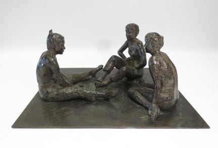 Groupe en bronze figurant une conversation entre j