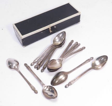 Suite de douze cuillères à moka en métal argenté, 