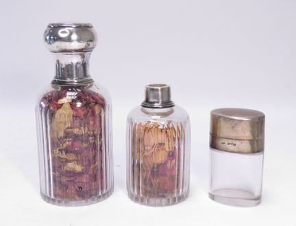 Lot de trois flacons en verre, les bouchons et cer