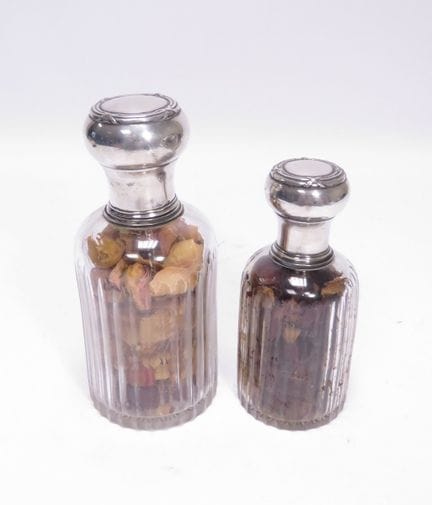 Ensemble de deux flacons en verre, les bouchons et