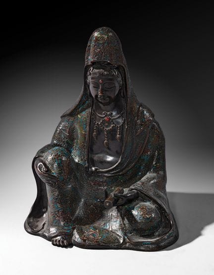 Guanyin aus ziselierter Bronze mit brauner Patina,