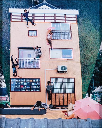 Leandro ERLICH (nacido en 1973)
Hanging from the b