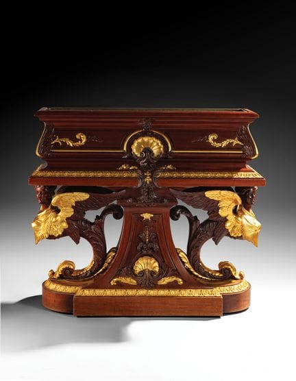 Importante jardinière en bois richement sculpté et