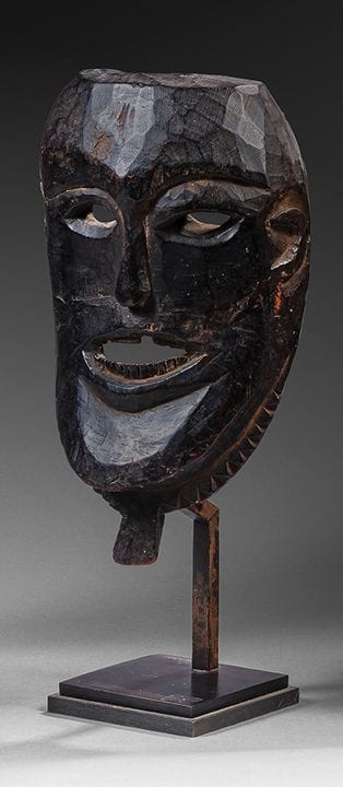 NEPAL
Maschera in legno intagliato con patina nera
