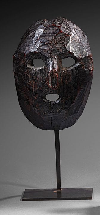 NEPAL
Zwei schwarze Holzmasken.
– Die eine mit kle