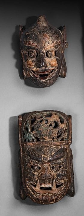 中国——约1900年
两副彩绘木雕傩戏面具，其中一副刻画了头戴镂空帽的崇高官员凌公，另一副刻画了头顶