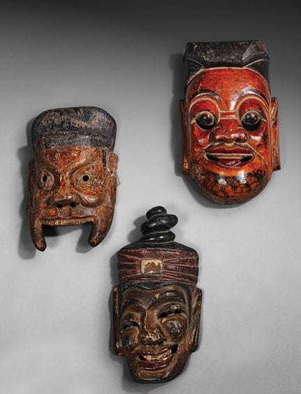 中国——约1900年
三副木雕漆饰的傩面具，分别表现：
- “老外”，即那个狡猾的老头
高28厘米
