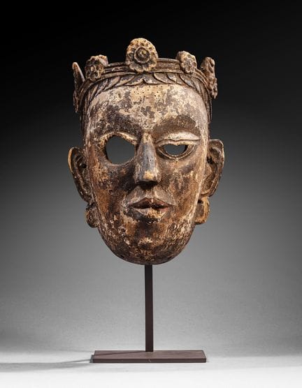 不丹或印度，阿鲁纳恰尔邦
彩绘木制公主面具，肤色白皙，双眼微闭，嘴唇呈红色点缀的纽扣状，乌黑秀发上戴