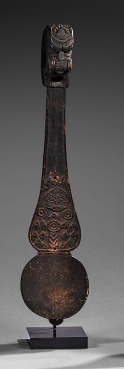 NEPAL
Damyen (Sarangi) aus geschnitztem Holz; der 