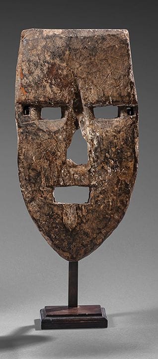 NEPAL
Geschnitzte Holzmaske mit rechteckigen, durc
