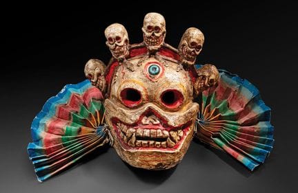 蒙古 - 约1900年
奇提帕蒂纸浆面具，头戴五卡帕拉冠，额头饰有第三只眼，眼窝空洞，嘴角上扬露出獠