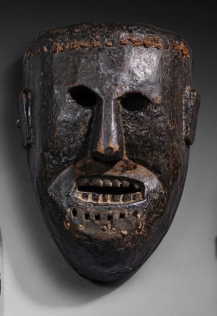 NEPAL
Hohe, geschnitzte Holzmaske, deren Stirnbere