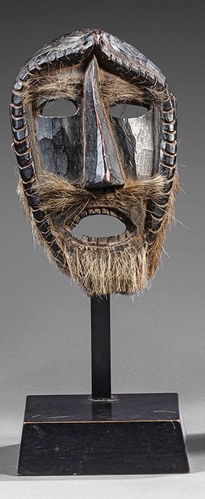 NEPAL
Geschnitzte Holzmaske, deren Gesicht von zwe