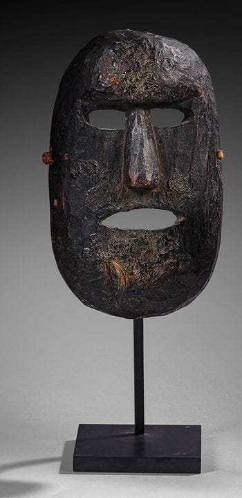 NEPAL
Geschnitzte Holzmaske mit markantem Kinn, du