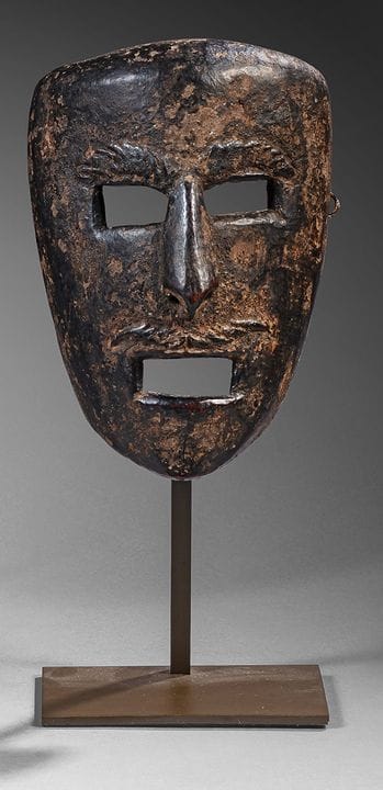 NEPAL
Holzmaske mit rechteckigen, durchbrochenen A