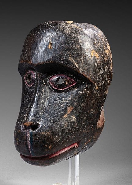INDIEN
Rajbanshi-Maske aus Holz mit dunkler Patina