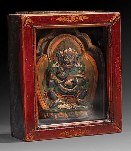 西藏和蒙古——约1900年
彩绘赤陶扎扎像，五宝大黑天立于莲花形基座上，手持颅钵（卡帕拉）和仪式用刀