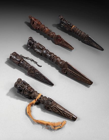 NEPAL
Set aus fünf geschnitzten Holz-Phurbu, gekrö