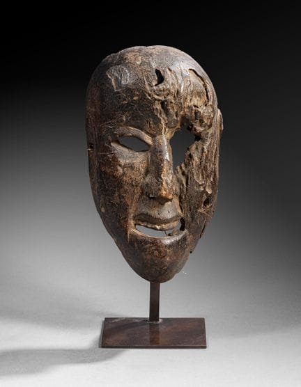 NEPAL
Maske aus gerilltem Holz, die durchbrochenen