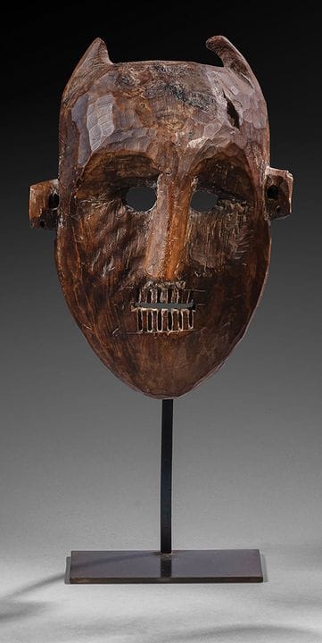 NEPAL, Mittelgebirge
Holzmaske einer Figur mit Hör