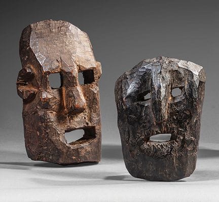 NEPAL
Zwei Ahnenmasken: eine rechteckige, aus Holz