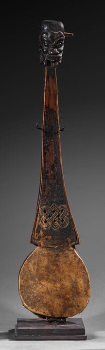 NEPAL
Damyen (Sarangi) aus geschnitztem Holz; der 