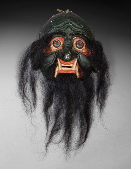 蒙古——19世纪
老者曼古斯的“察姆”面具，采用彩绘纸浆制作，肤色呈黑色，皮肤松弛下垂，嘴中长有獠牙