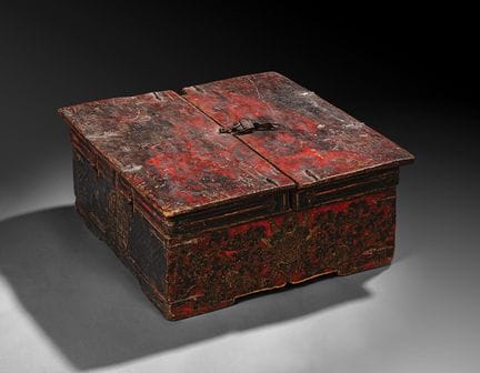 西藏——19世纪
彩绘木箱，正面饰有喷吐植物藤蔓的奇幻生物面容，侧面则以曼荼罗图案镶嵌于卍字纹覆盖的