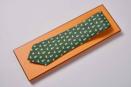 HERMÈS PARIS
CRAVATTA in twill di seta con stampa 