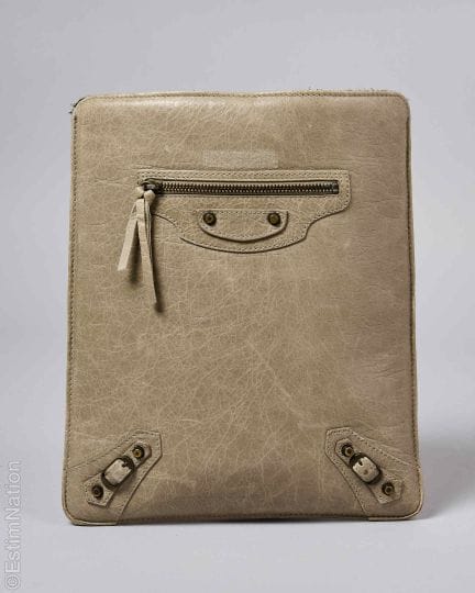 BALENCIAGA
CUSTODIA PER IPAD in pelle invecchiata 