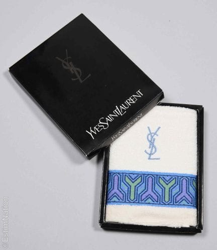 YVES SAINT LAURENT
ASCIAGLIA in spugna bianca rica