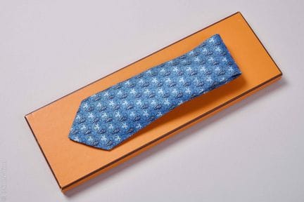 HERMÈS PARIS
CRAVATTA in twill di seta con stampa 