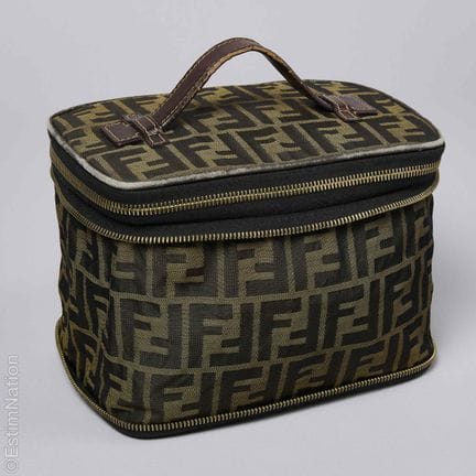FENDI VINTAGE
TROUSSE DE TOILETTE en toile Zucca l