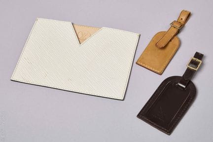 LOUIS VUITTON
POCHETTE in pelle naturale e motivo 