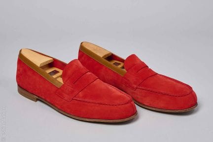 J.M. WESTON
PAIRE DE MOCASSINS en peau coquelicot 