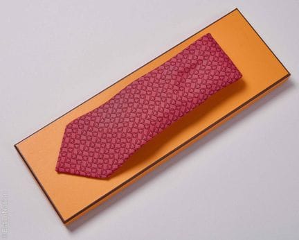HERMÈS PARIS
CRAVATTA in twill di seta con stampa 