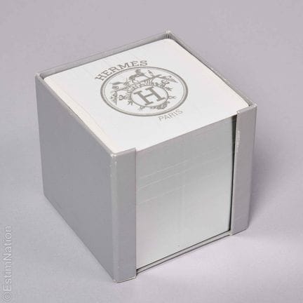 HERMÈS
PORTE BLOC NOTES en carton gris et feuillet