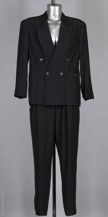 INDOSSARE MAX
COSTUME in seta fluida nera: blazer 